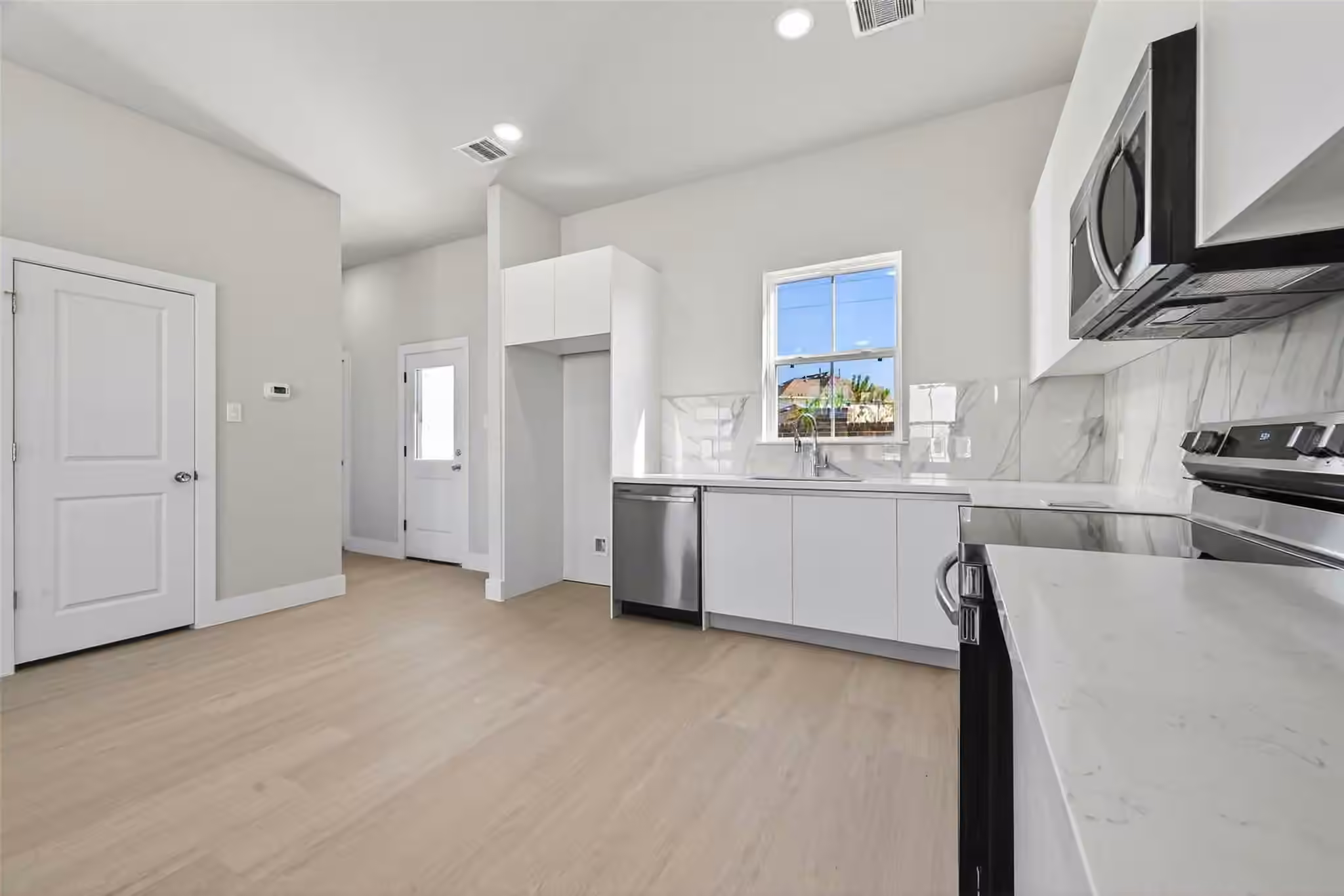 Photo 4 of 6702 Metro Boulevard 3, Houston, TX