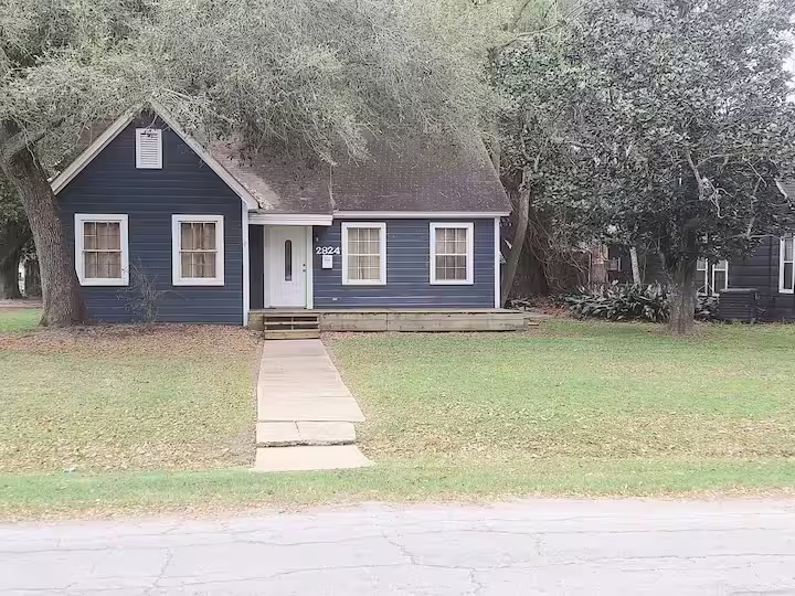 Photo of 2824 5th Street, Bay City, TX 77414