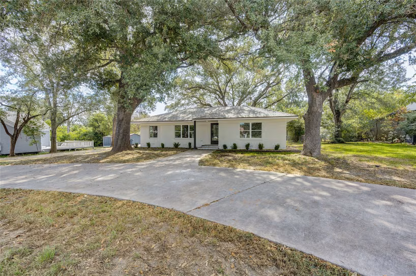 Photo 2 of 713 S Holland Street, Bellville, TX
