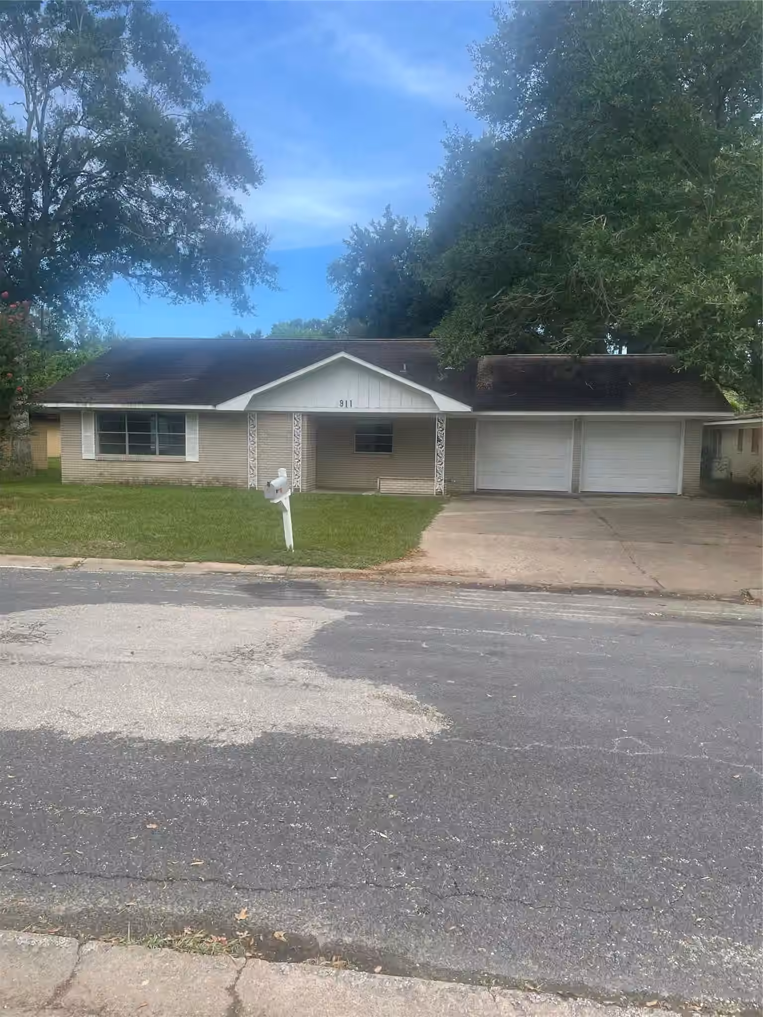 Photo of 911 Roberts Street, El Campo, TX