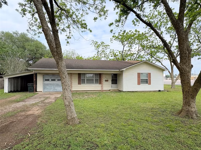 Photo 2 of 809 August Street, El Campo, TX