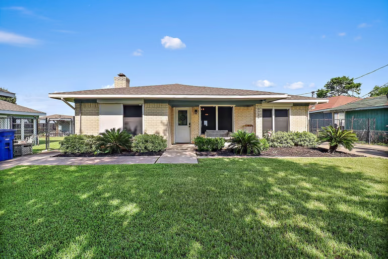 Photo 3 of 9926 Ocean Drive, Beach City, TX