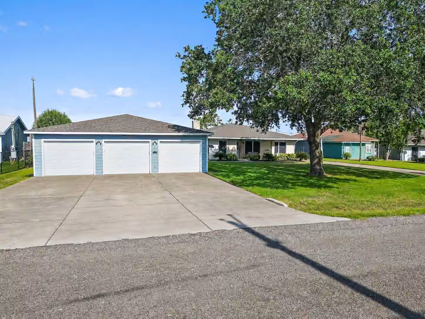 Photo 4 of 9926 Ocean Drive, Beach City, TX