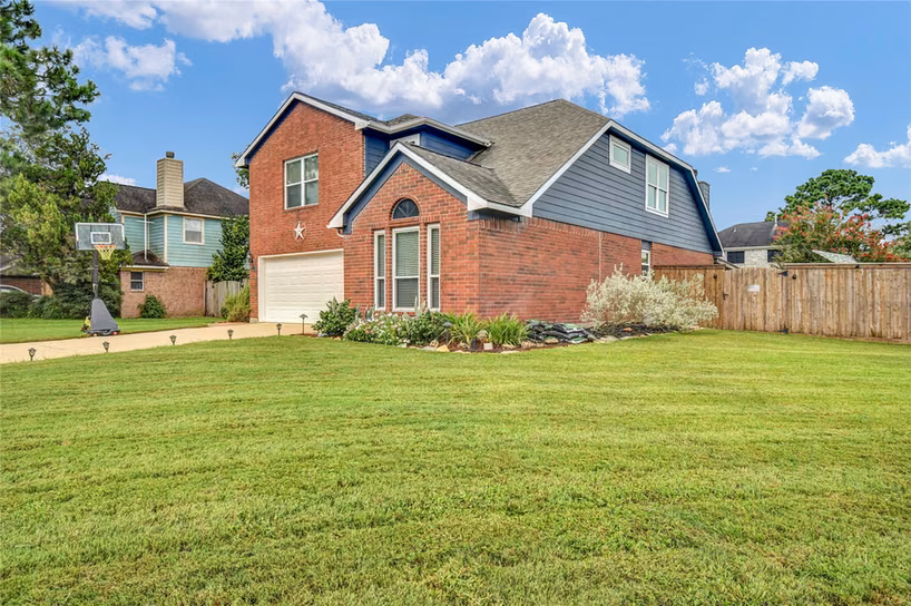 Photo 3 of 257 N Ranch House Road, Angleton, TX