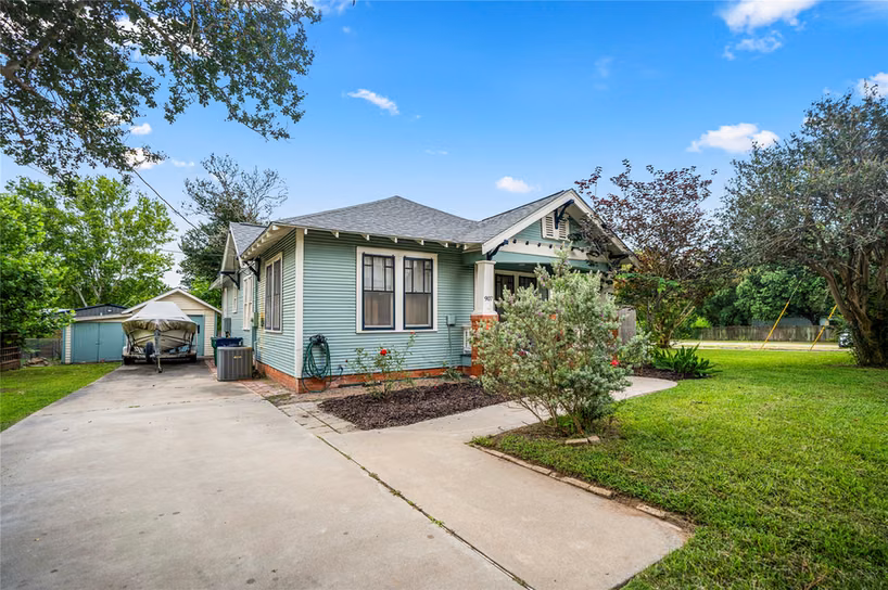 Photo 4 of 907 Clinton Street, Brenham, TX