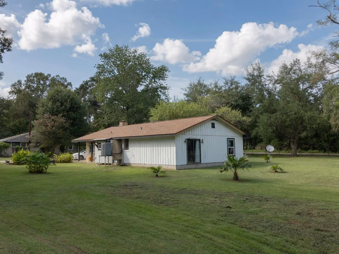 Photo 2 of 307 County Road 3997, Cleveland, TX