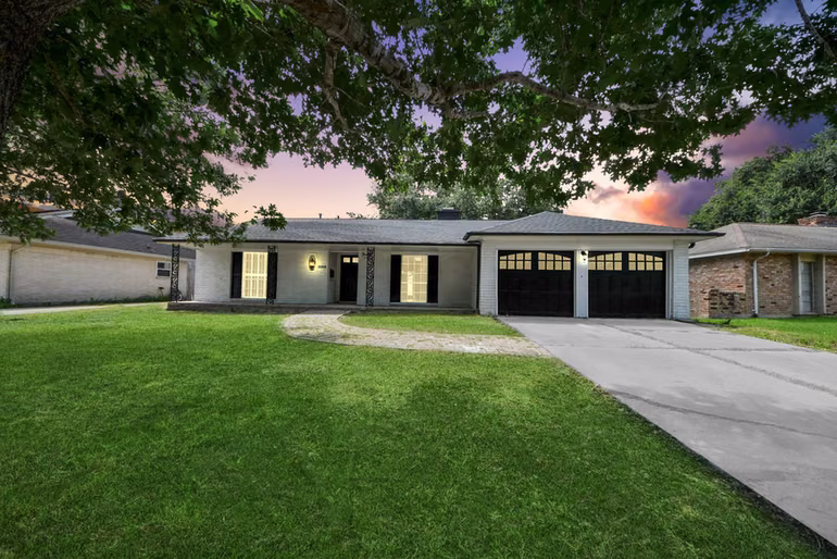 Photo 2 of 11618 Hillcroft Avenue, Houston, TX
