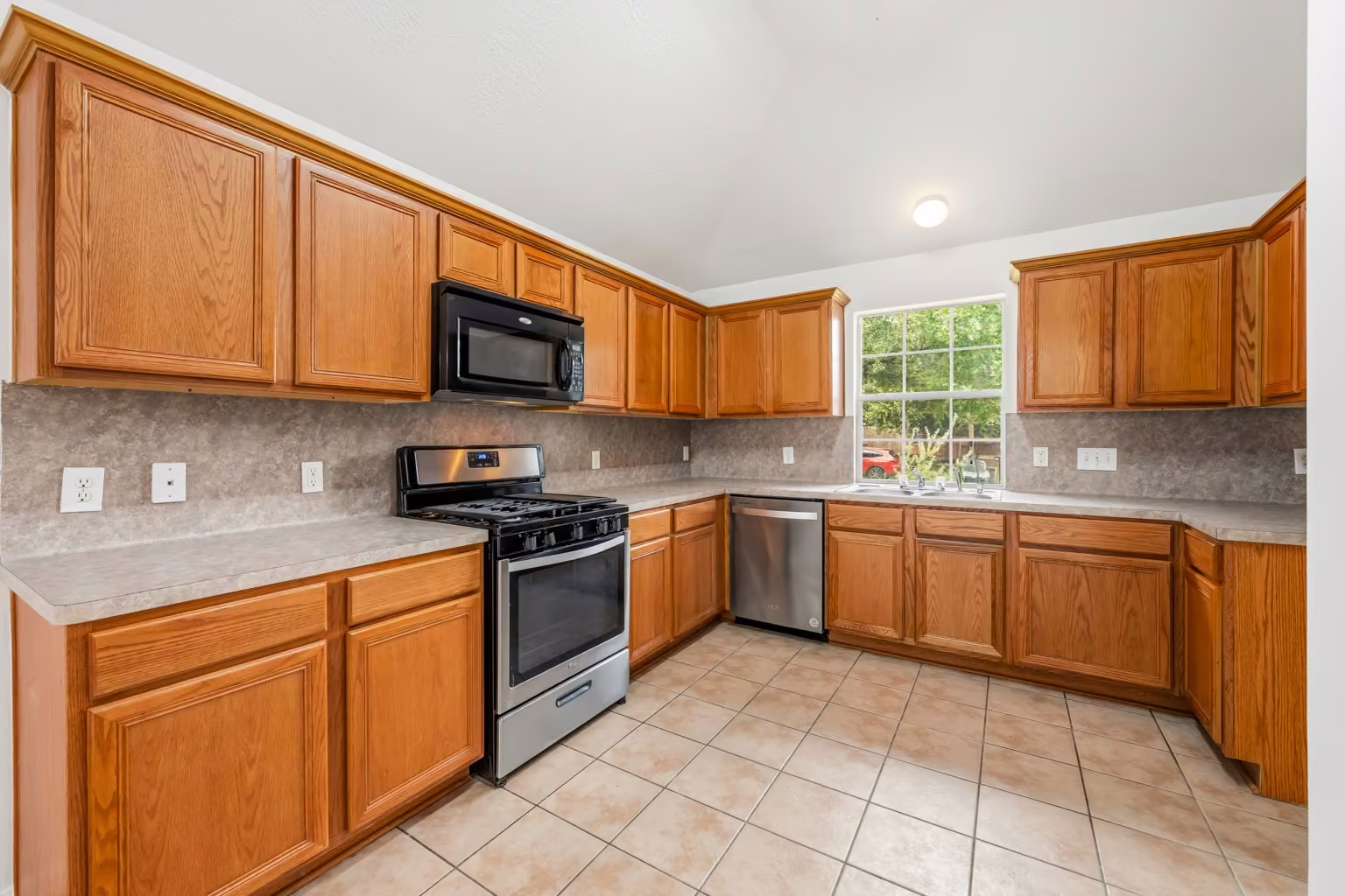Photo 4 of 4908 Summer Rain Drive, Conroe, TX