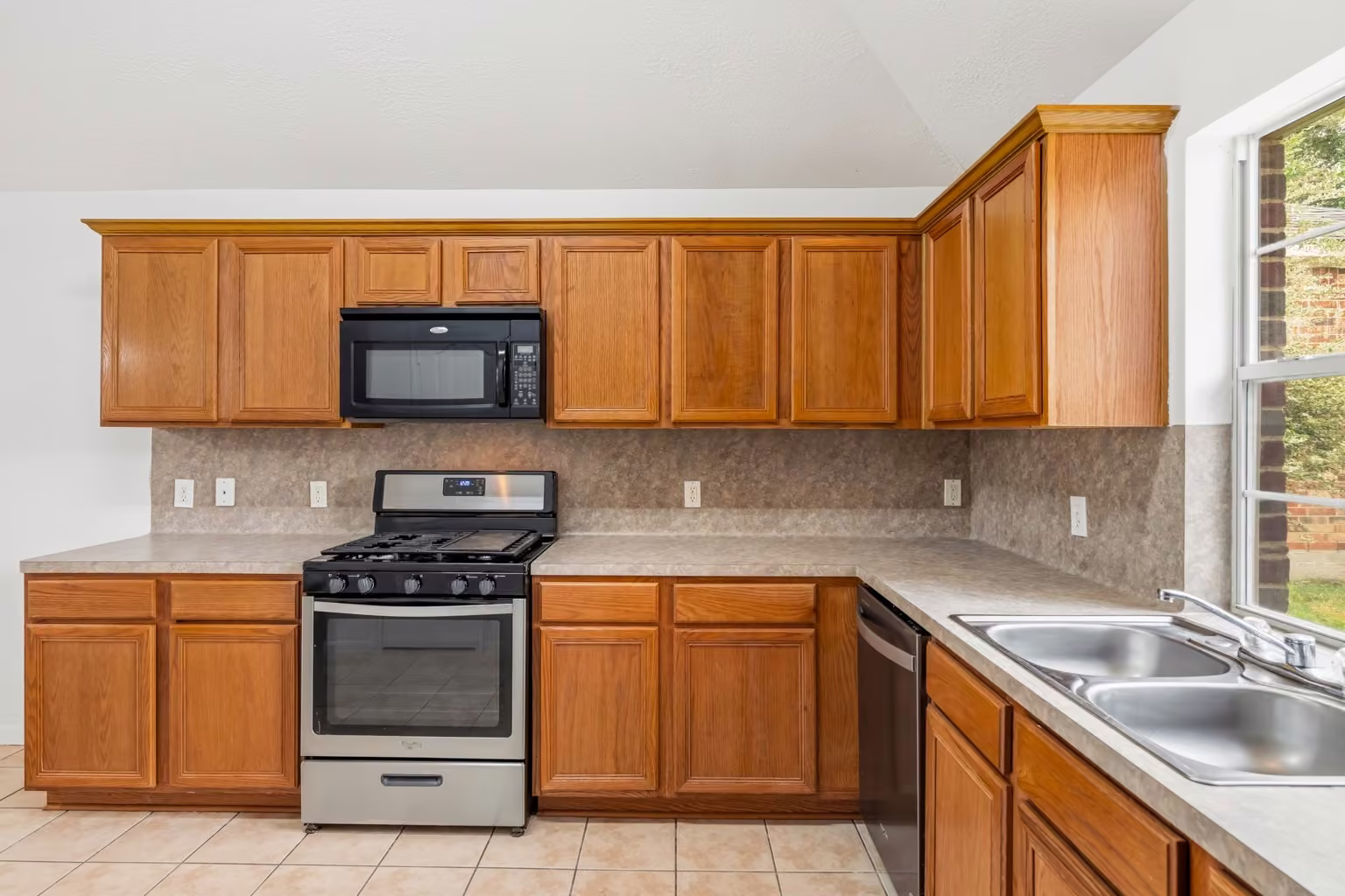 Photo 5 of 4908 Summer Rain Drive, Conroe, TX