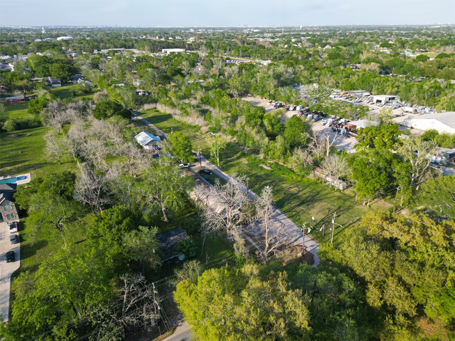 Photo 3 of 701 Crenshaw Road, Houston, TX