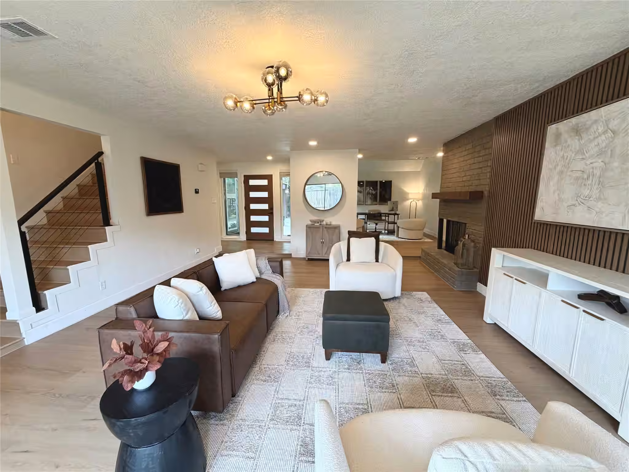 Photo 3 of 1315 Warwickshire Drive, Houston, TX
