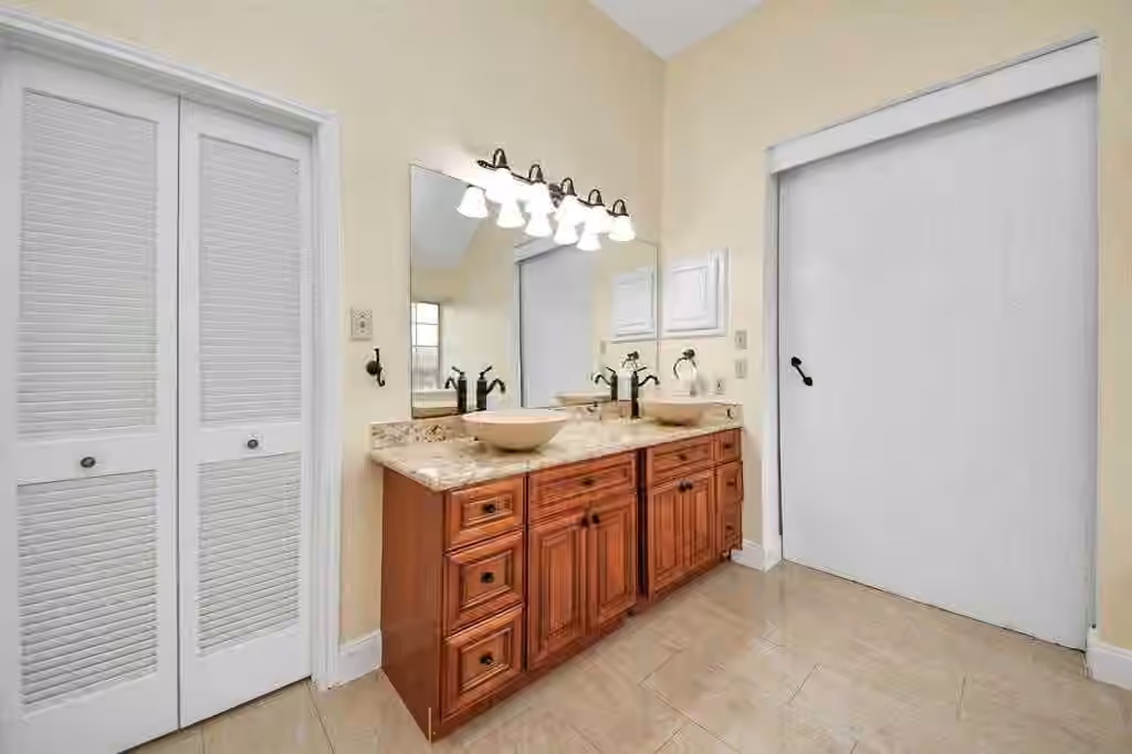 Photo 6 of 10422 Springland Court, Houston, TX