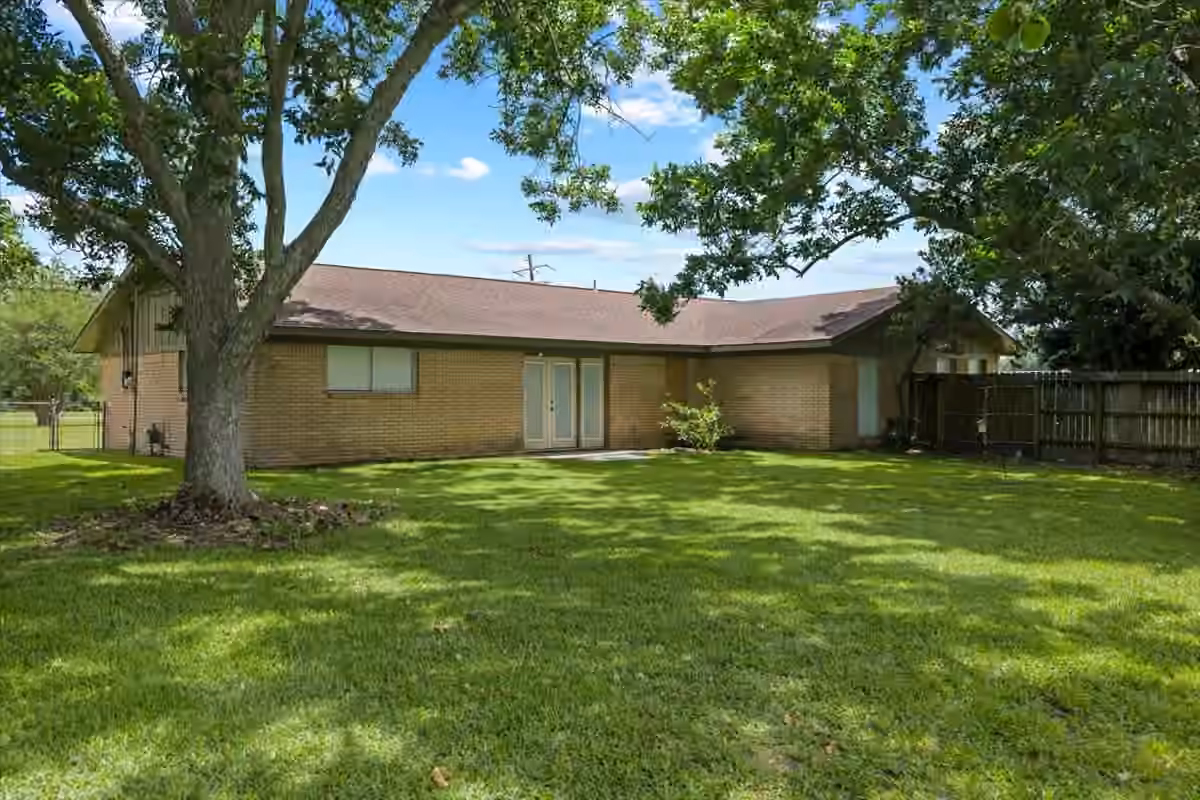 Photo 2 of 1404 S Main Street, Anahuac, TX