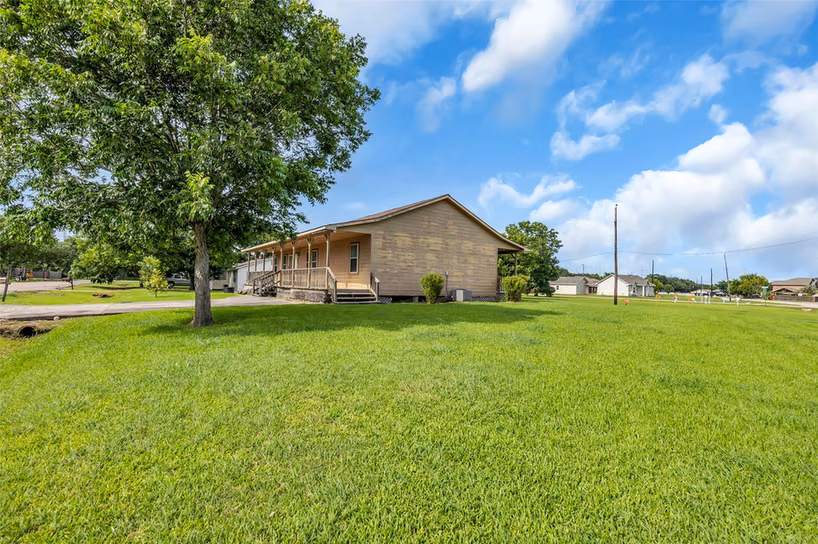 Photo 2 of 831 Easy St, La Porte, TX