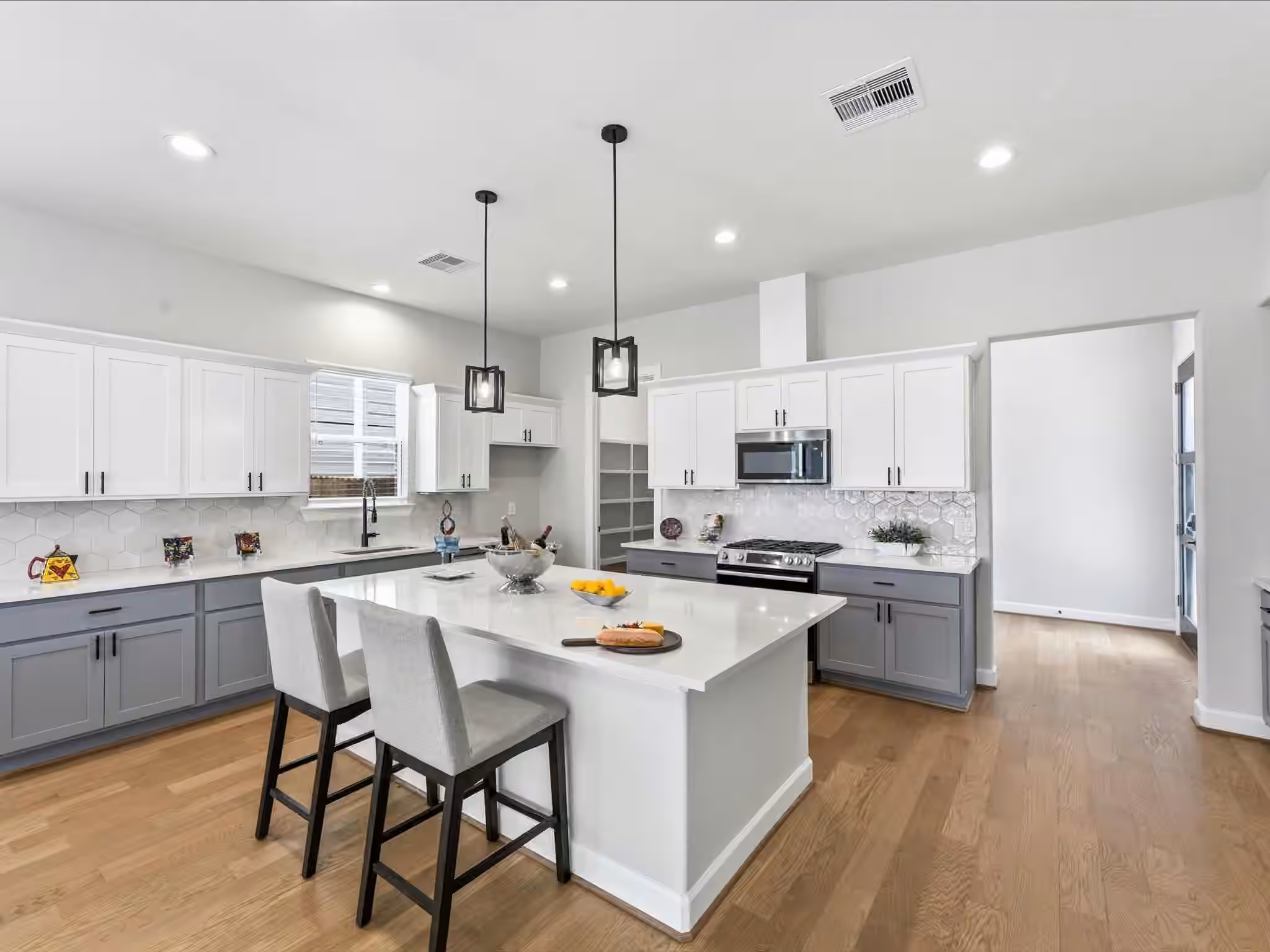 Photo 3 of 7208 Shadyvilla Lane, Houston, TX