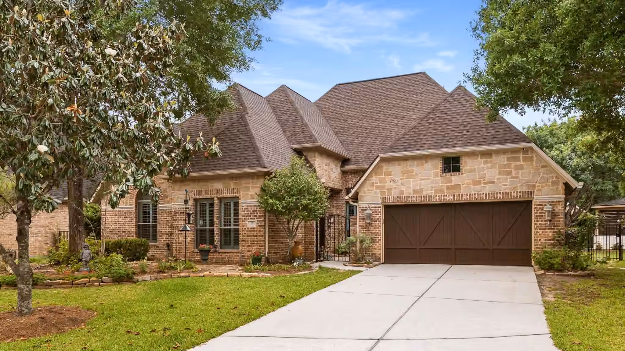 Photo 2 of 99 N Mews Wood Court, The Woodlands, TX