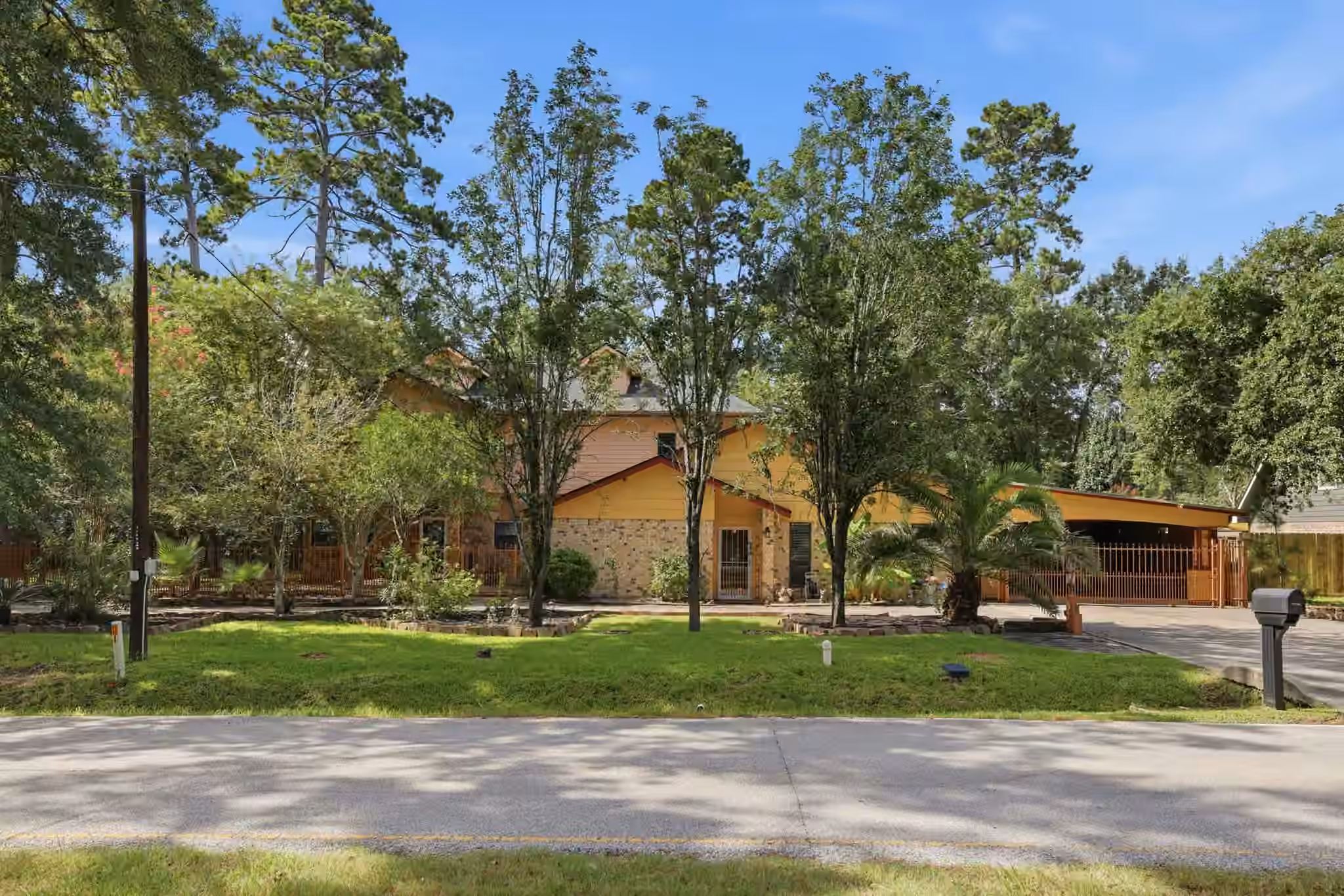 Photo 2 of 511 Chateau Woods Parkway Drive, Conroe, TX