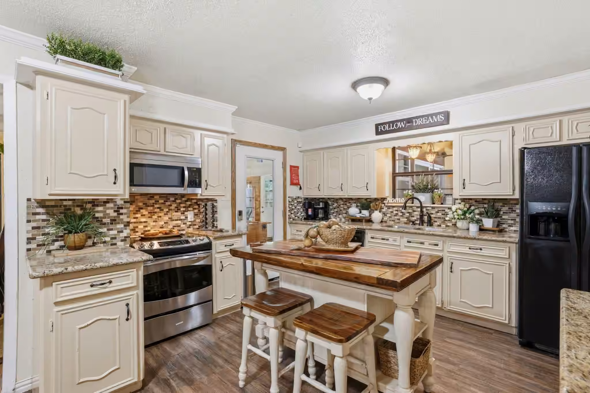 Photo 7 of 511 Chateau Woods Parkway Drive, Conroe, TX