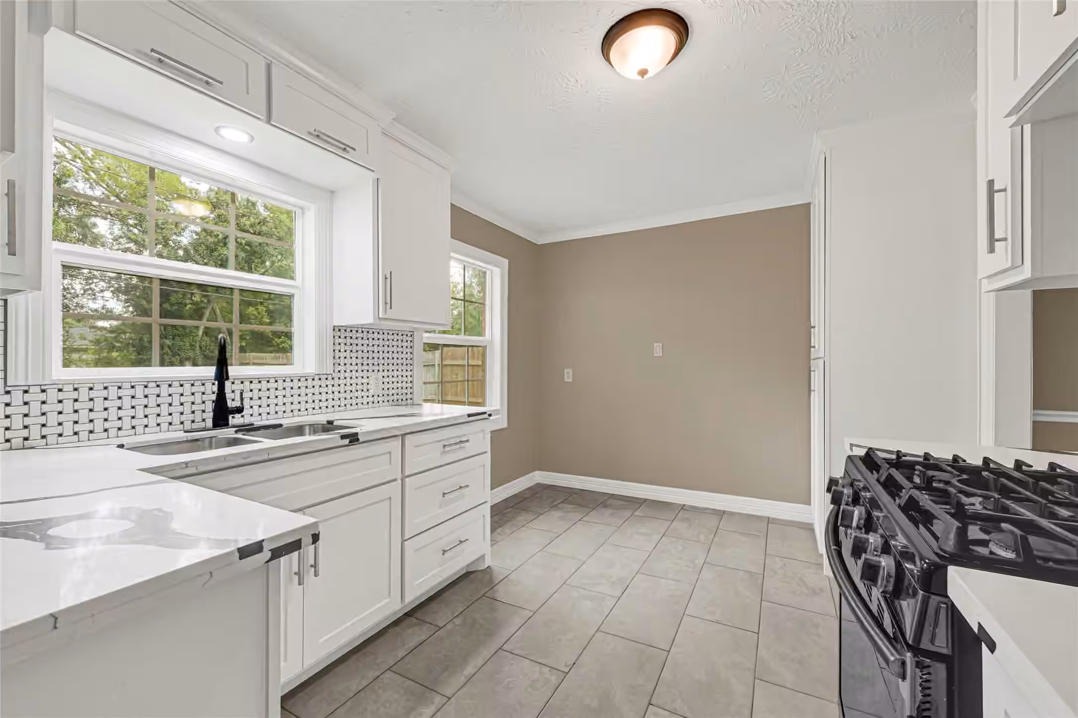 Photo 5 of 8526 Vennard Road, Houston, TX