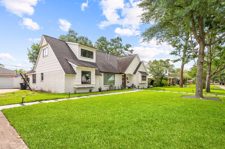 Photo 3 of 2102 Teague Road, Houston, TX