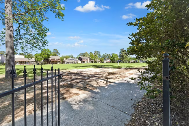 Photo 4 of 705 Fairway Oaks, Conroe, TX