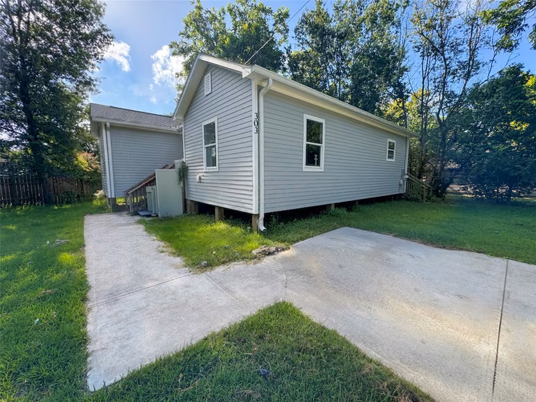 Photo of 303 S 4th Street, Alvin, TX 77511
