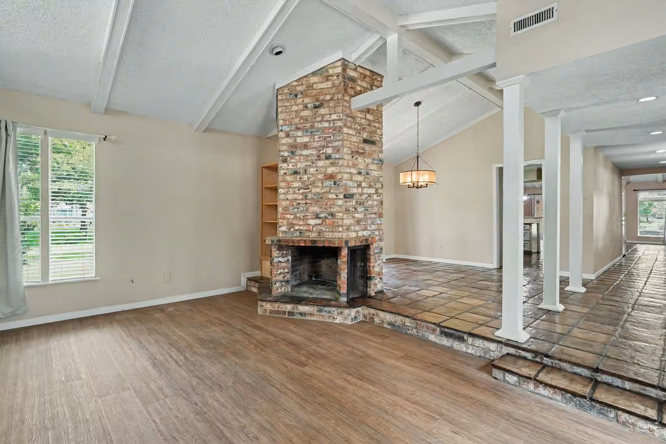 Photo 5 of 2301 Longwood Drive, Pearland, TX