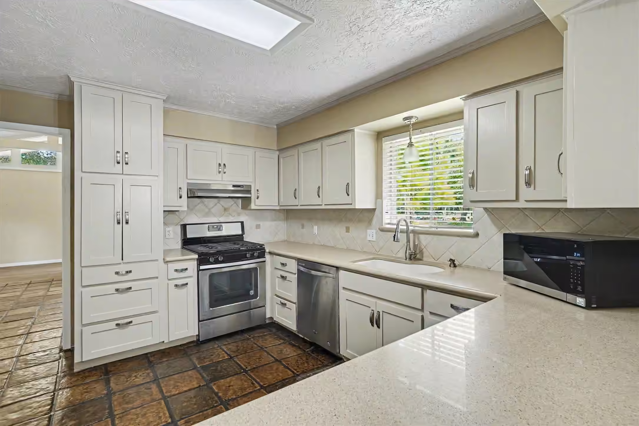 Photo 7 of 2301 Longwood Drive, Pearland, TX
