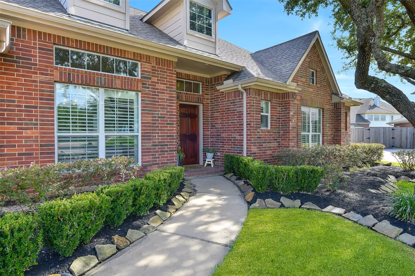 Photo 3 of 910 High Ridge Circle, Friendswood, TX