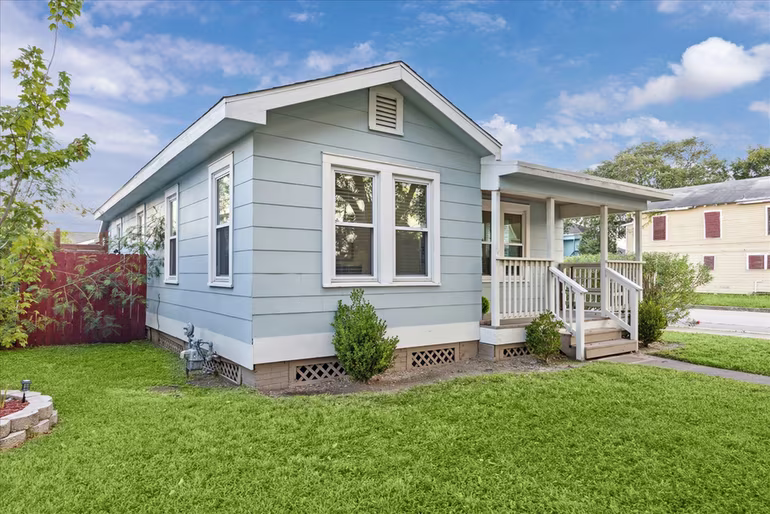 Photo 3 of 4102 Avenue M 1/2, Galveston, TX