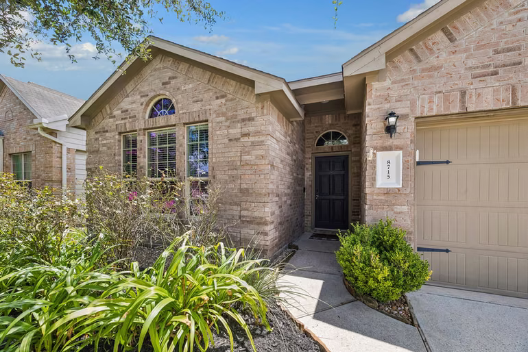 Photo 2 of 8715 Sunrise Canter Drive, Tomball, TX