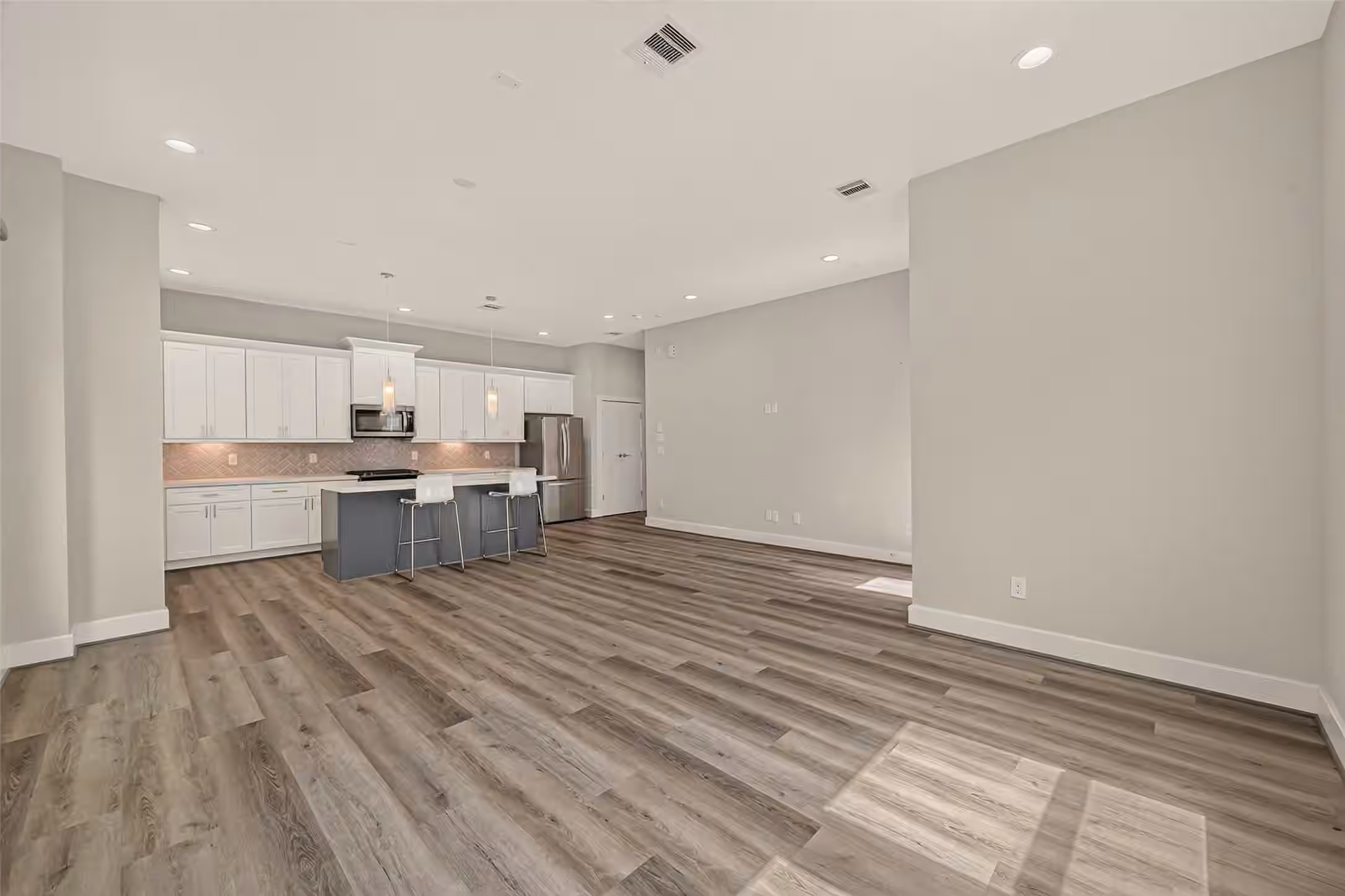 Photo 7 of 3350 Pinemont Drive, Houston, TX