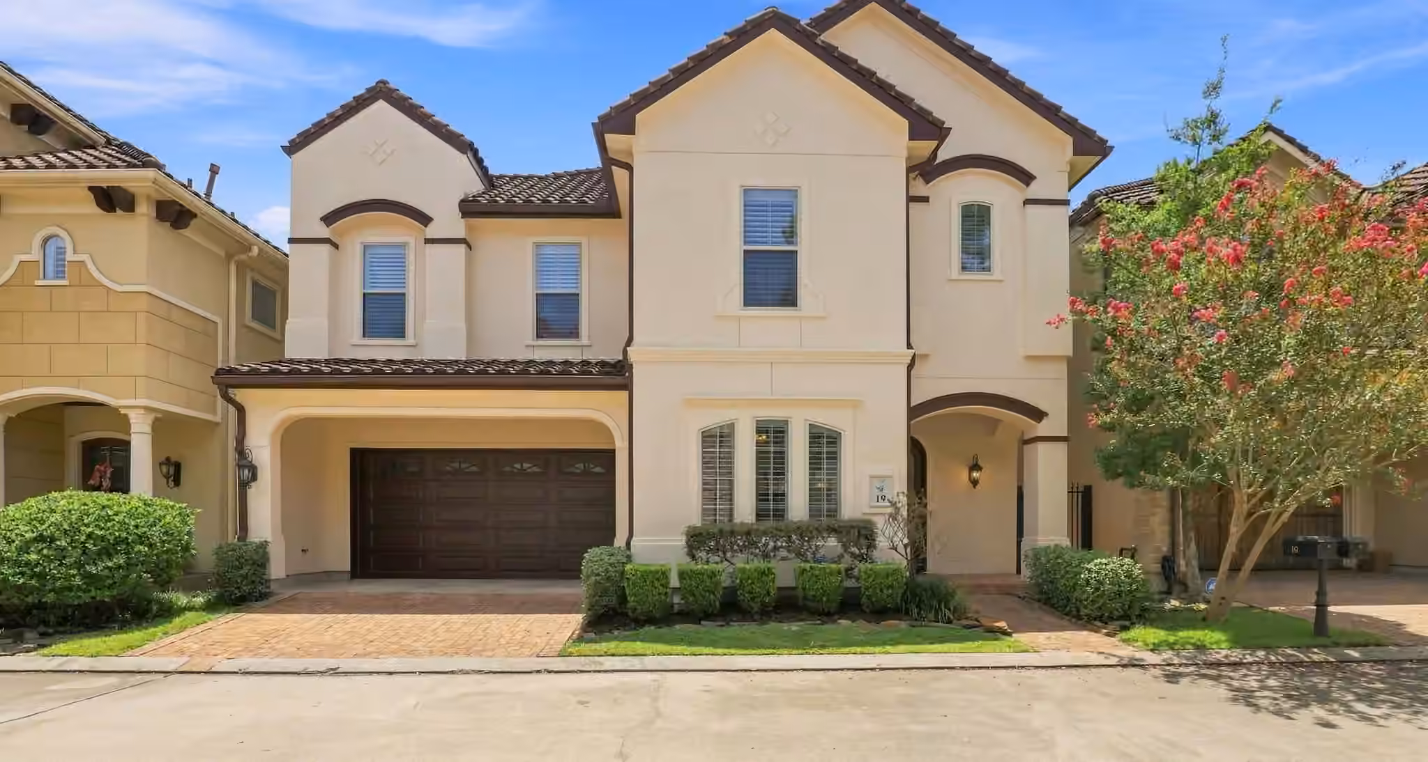 Photo of 19 N Creekside Court, Houston, TX 77055
