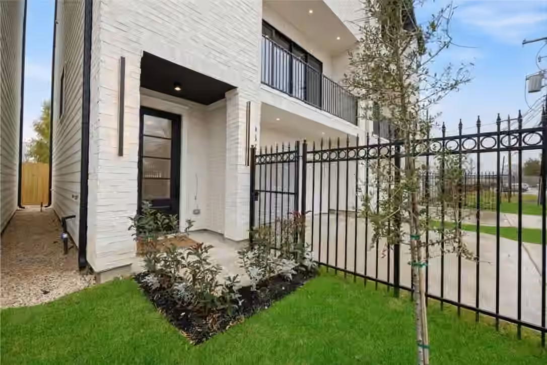 Photo 3 of 6330 Sidney Street, Houston, TX