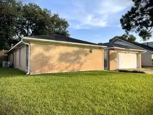 Photo 2 of 15714 Echo Hill Drive, Houston, TX