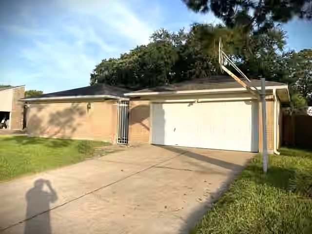 Photo 3 of 15714 Echo Hill Drive, Houston, TX