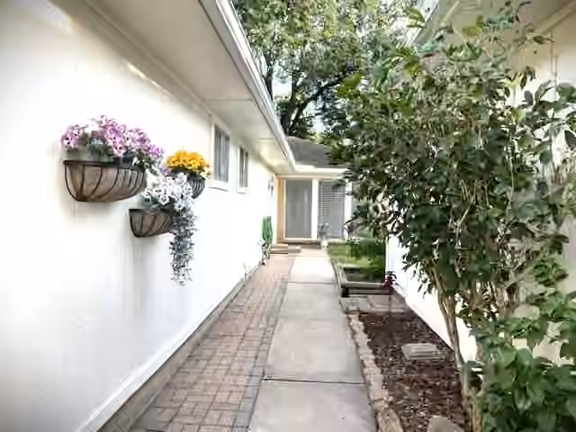 Photo 4 of 15714 Echo Hill Drive, Houston, TX