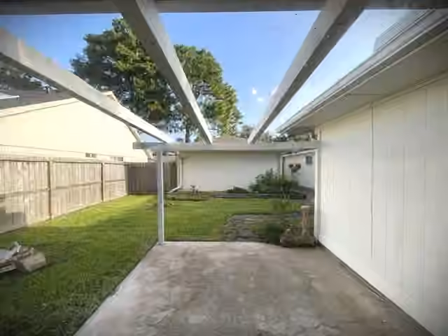 Photo 5 of 15714 Echo Hill Drive, Houston, TX