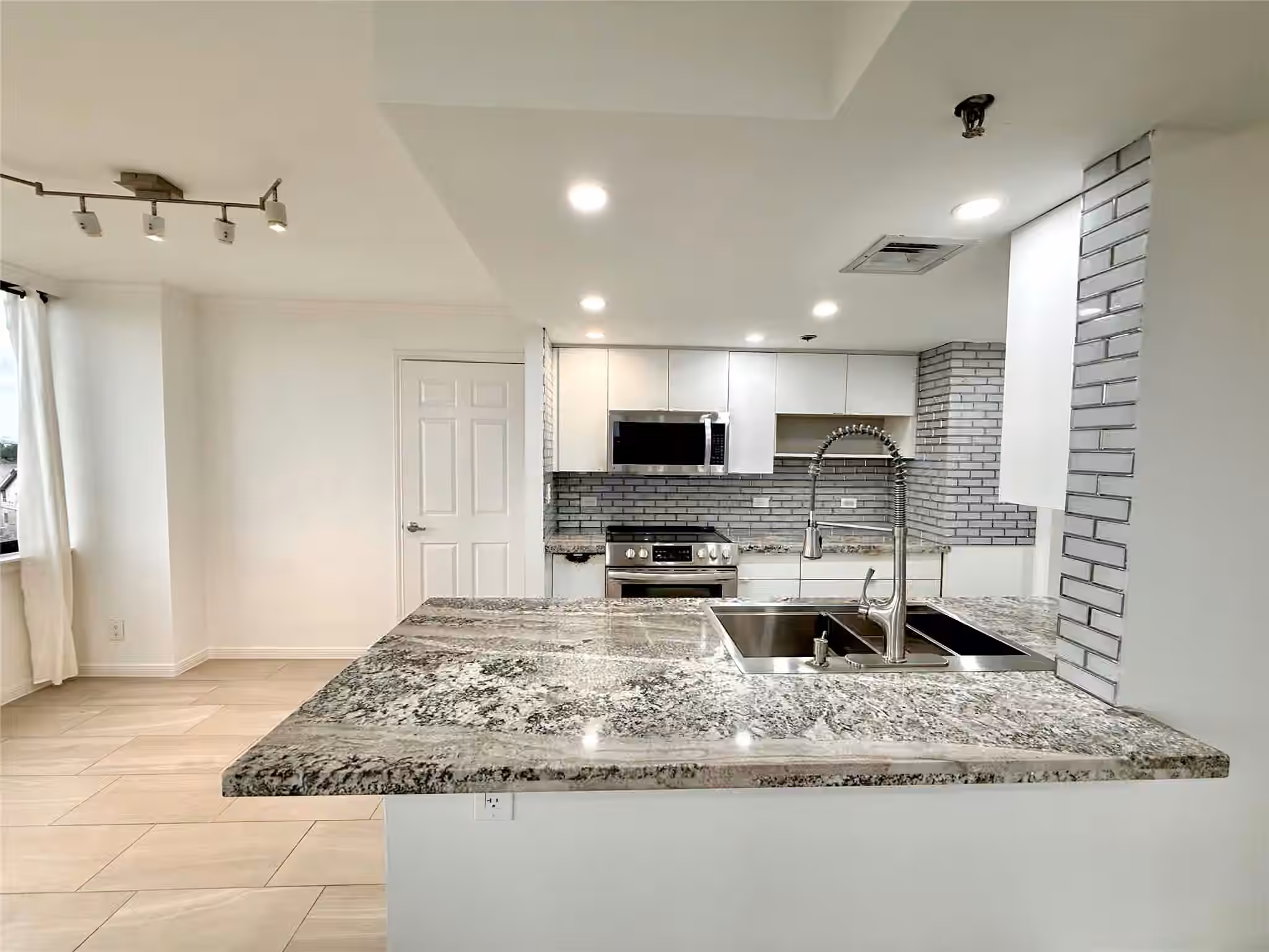 Photo 4 of 3525 Sage Road 703, Houston, TX