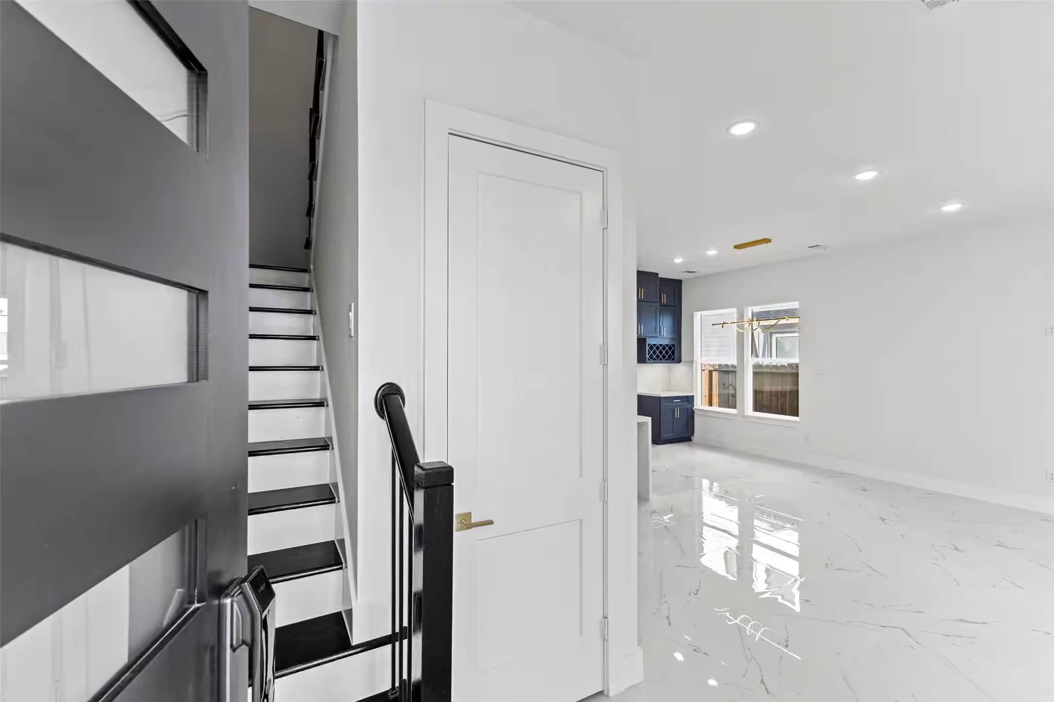 Photo 5 of 7550 Dyer Street, Houston, TX