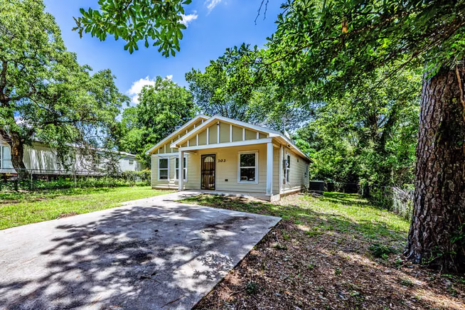 Photo of 303 Sowell Drive, Huntsville, TX