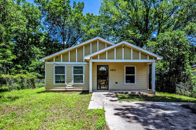 Photo 2 of 303 Sowell Drive, Huntsville, TX