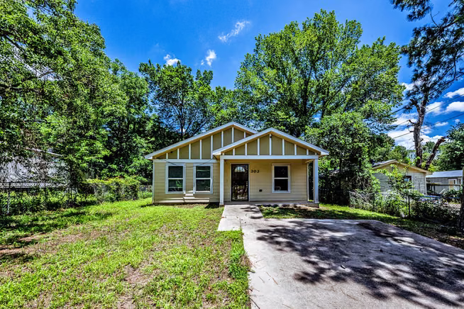 Photo 3 of 303 Sowell Drive, Huntsville, TX