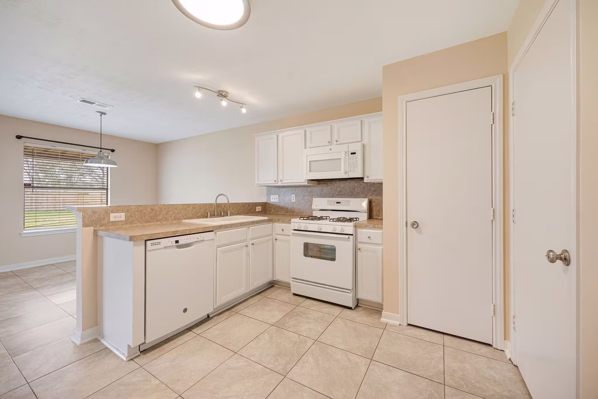 Photo 4 of 8211 Scarlet Tanager Drive, Humble, TX