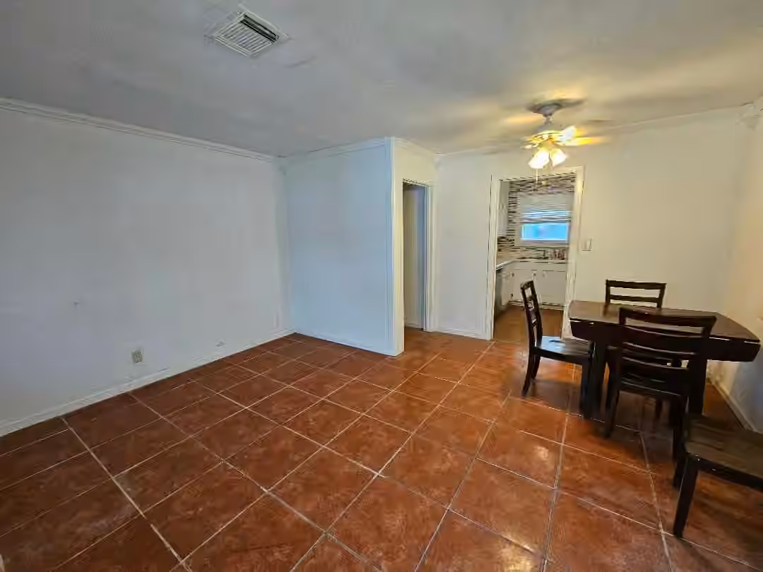 Photo 5 of 1013 W Snyder Street, Alvin, TX