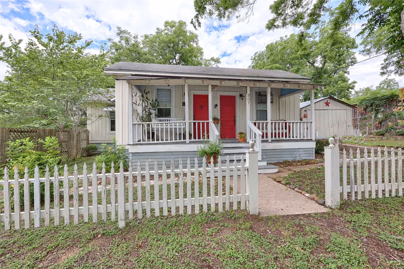 Photo of 307 W Market Street, Fayetteville, TX