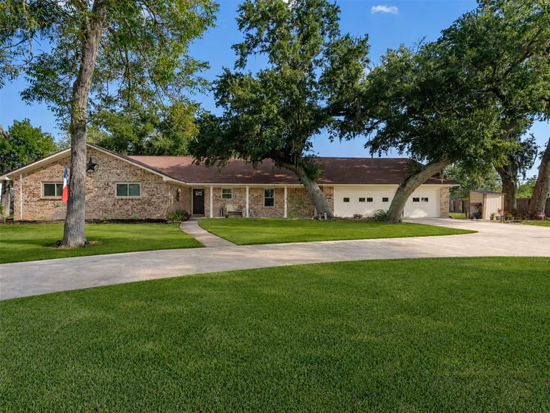 Photo of 312 County Road 201, Angleton, TX 77515