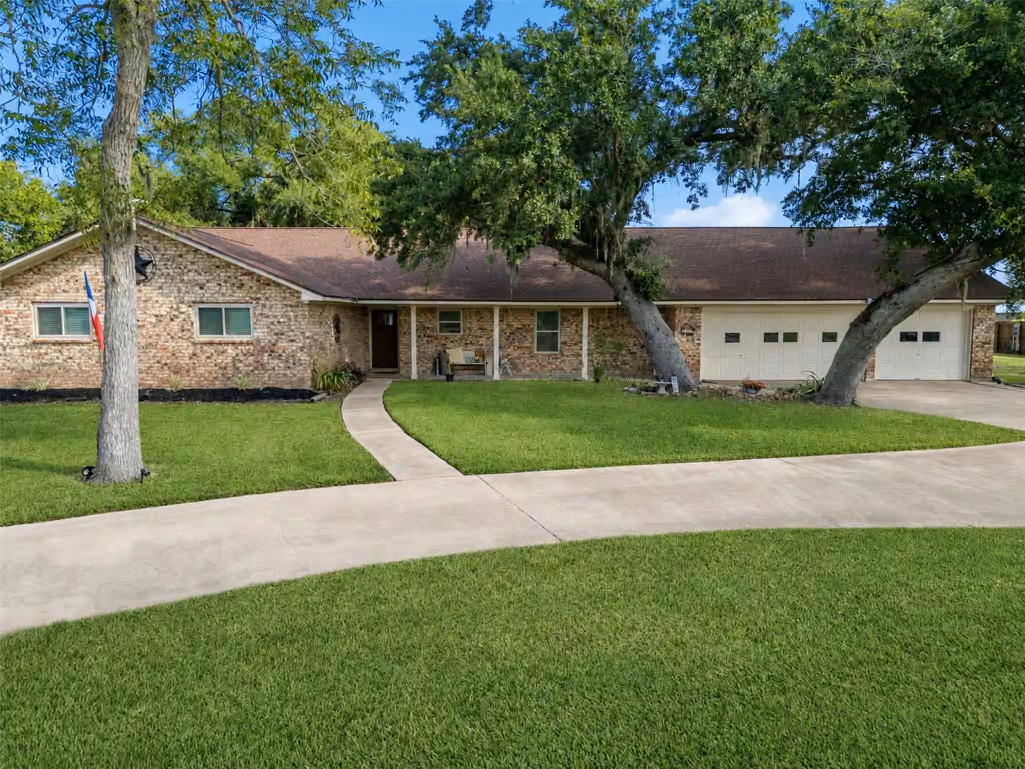 Photo 2 of 312 County Road 201, Angleton, TX