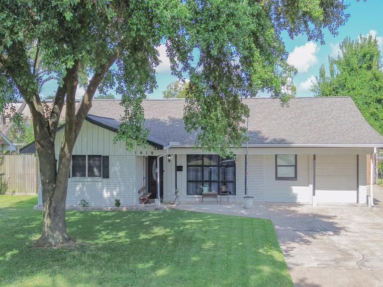 Photo 3 of 1619 Shadow Bend Drive, Houston, TX