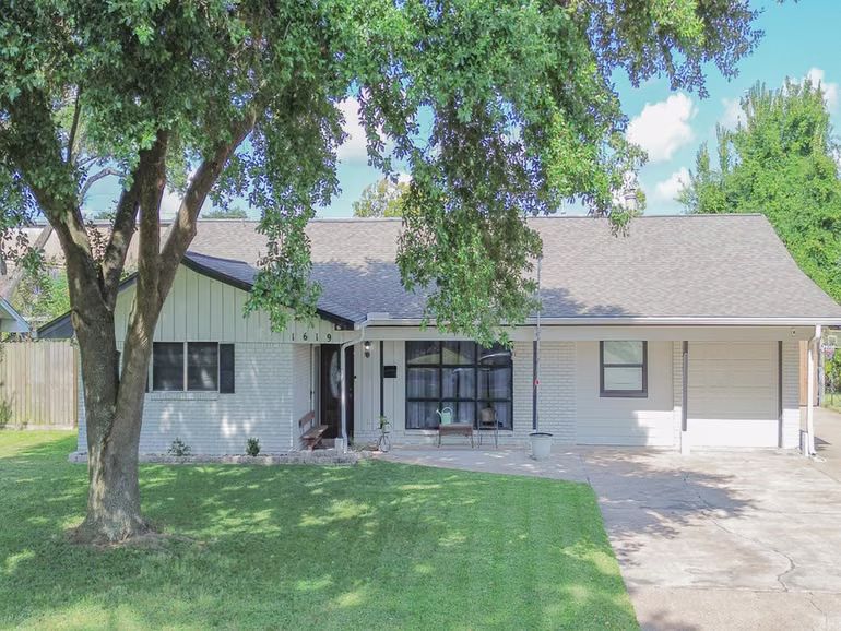 Photo 4 of 1619 Shadow Bend Drive, Houston, TX